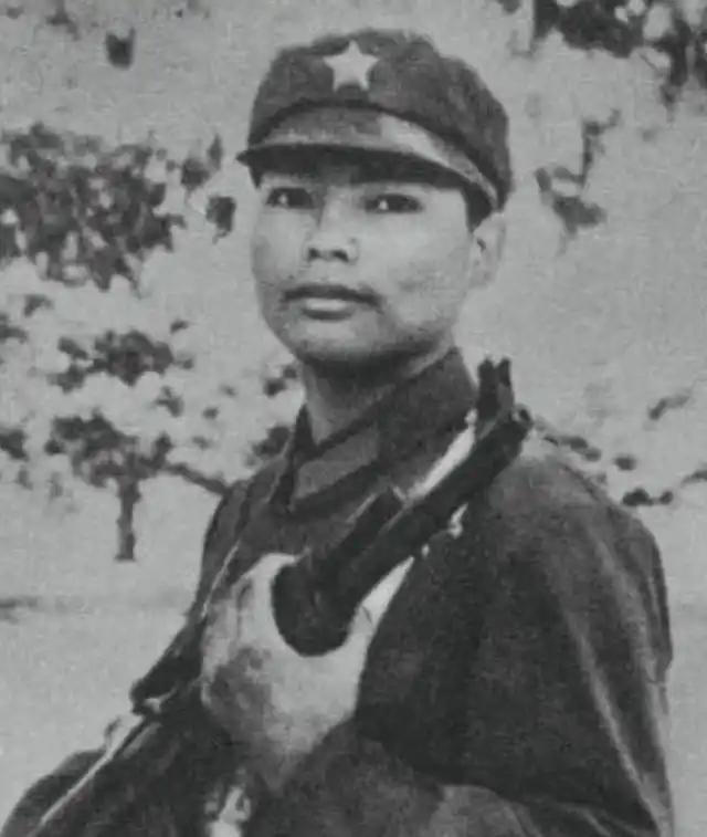 1979年越南，我军遭到敌人顽强阻击，战况惨烈，19岁的战士岩龙却在对战时不见踪