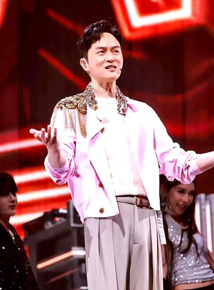 张智霖在节目里说：“我从小被软禁，空有一副好武功。”话刚说完，袁咏仪直接拿着棍子走了过来。张智霖见状