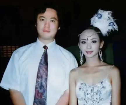 1993年，“千手观音”邰丽华去马来西亚演出，演出结束后回到酒店已经半夜12点了