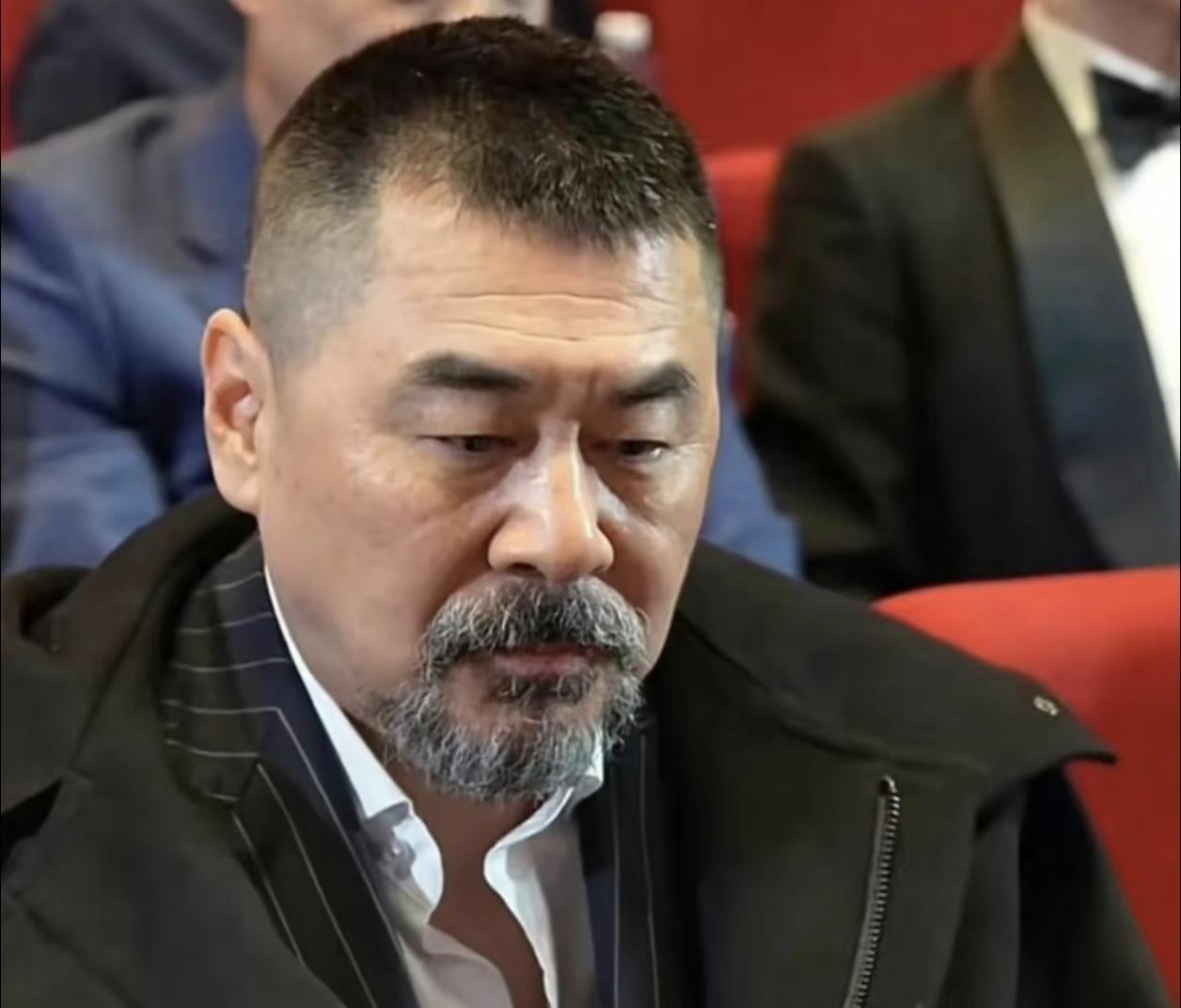 陈建斌，这次危险了！ 4月15日，知名打假人王海突然发文，直接点名“老戏骨”