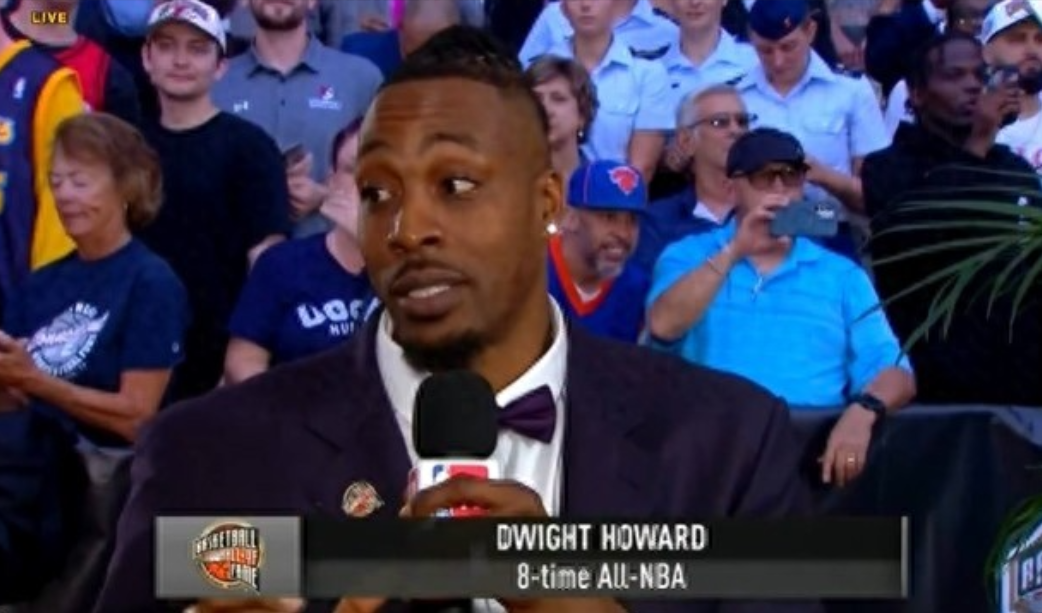 今日NBA举办名人堂入堂仪式，霍华德接受了现场主持人采访。谈到落选历史75大球