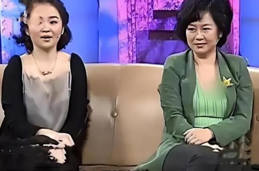 1999年，鞠萍向丈夫提出了离婚，丈夫却提出孩子和钱只能带走一样。鞠萍一听就知道