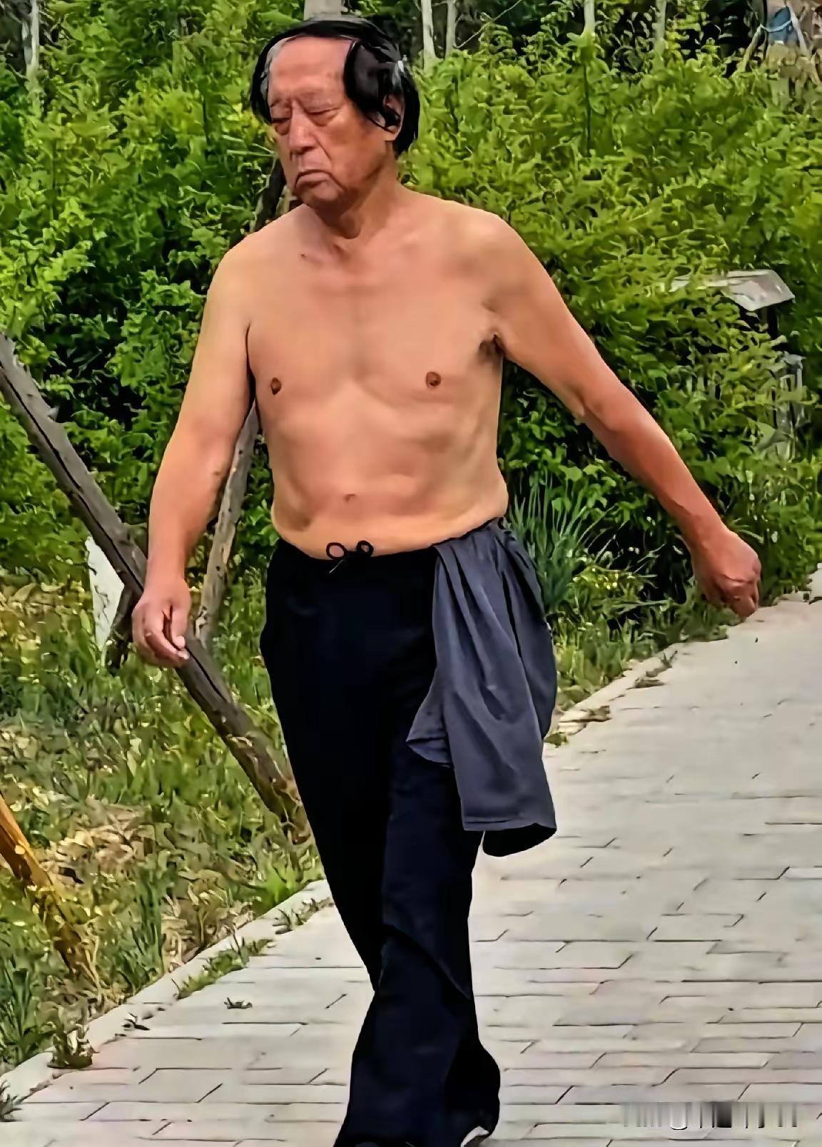 刷到牛群老师最近的消息，心里突然有点不是滋味。这位春晚舞台上的“常青树”，退休金