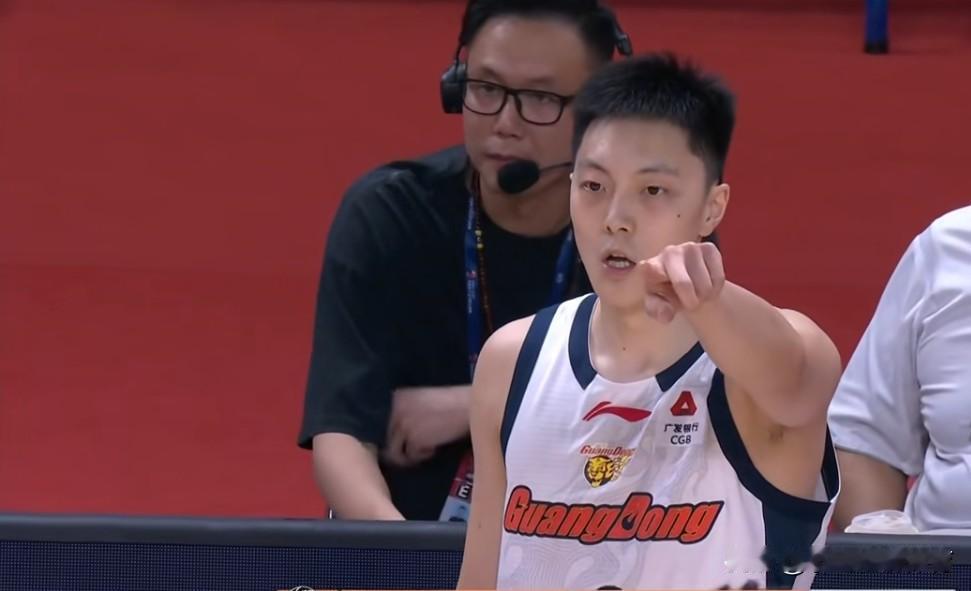 那个熟悉的广东队回来了，季后赛第二场，广东队半场52-24广州！广东全方位碾压广