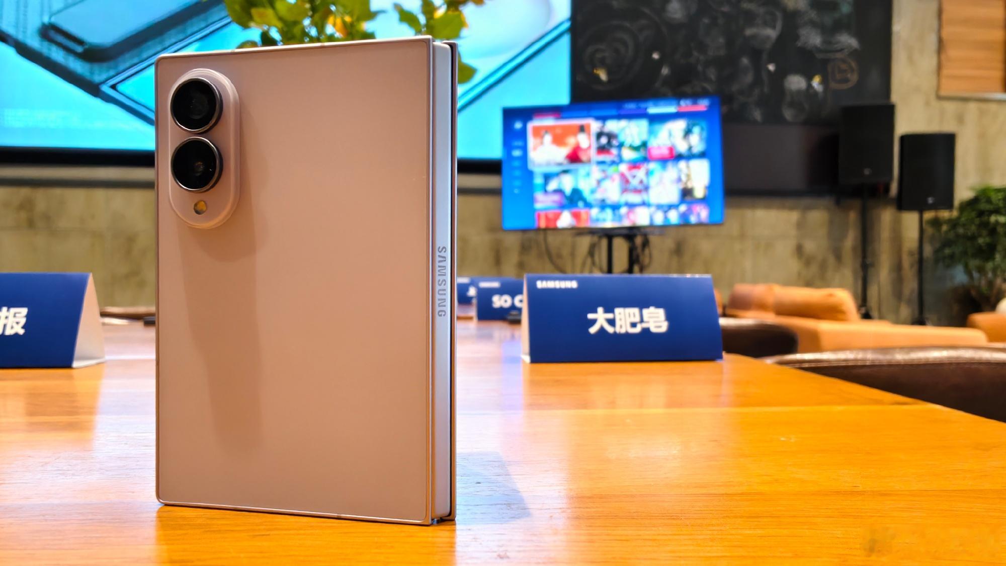 给大家多角度的展示一下三星Galaxy Z Fold8，三星的首款扩折...