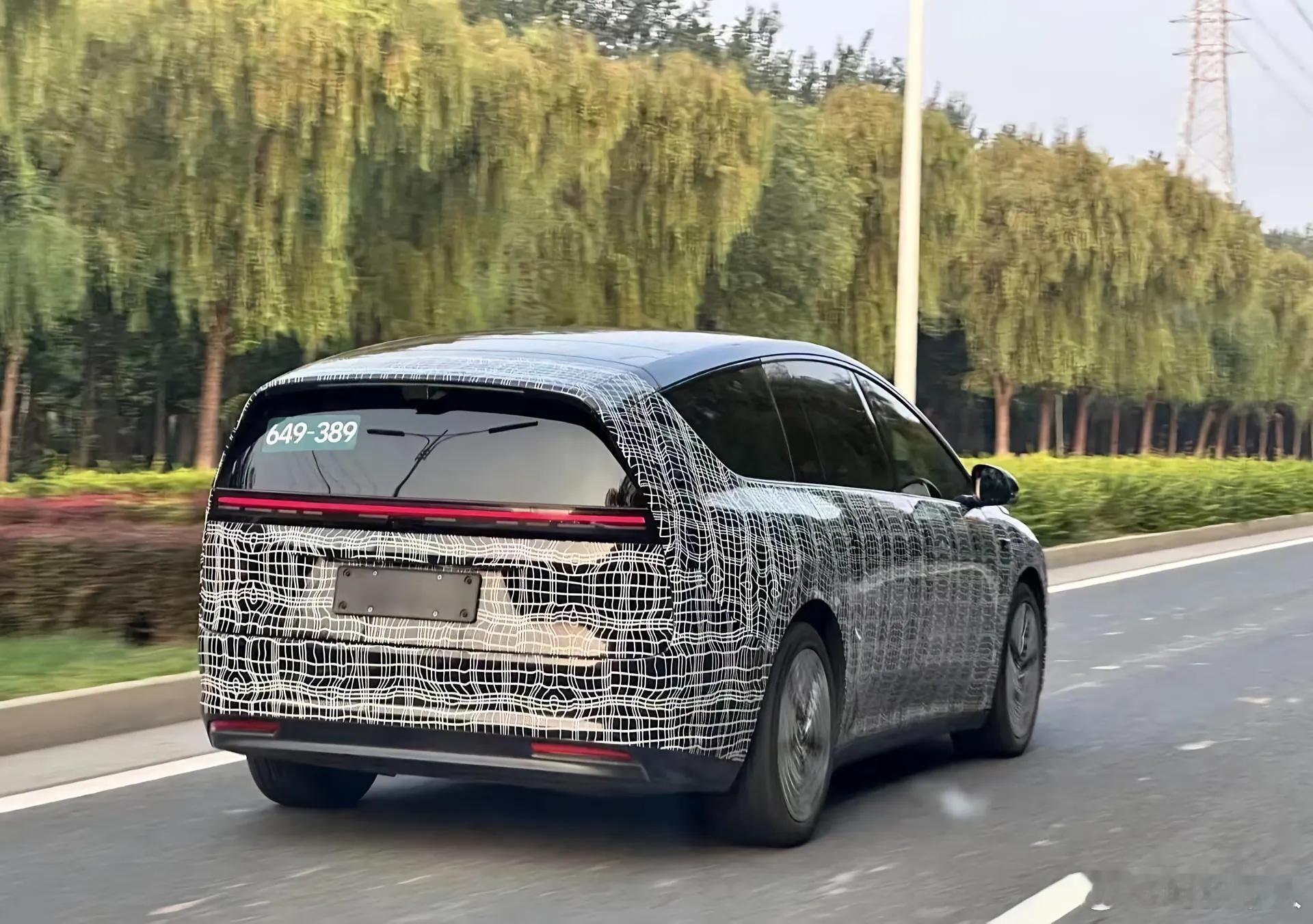 理想i9路试谍照我觉得还蛮好看的，对标蔚来第三代ES8，把自家i系列纯电SUV的