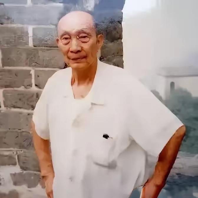 1939年，日军召开宴会，军统特工詹长麟趁机混入其中，他拿出了一包剧毒，悄悄撒进