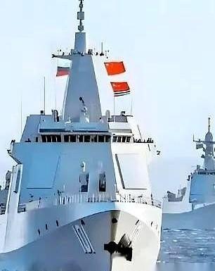 总有人以为，打沉一艘船，就是电影里那种大炮对轰，你一发我一发。看到055，第一反