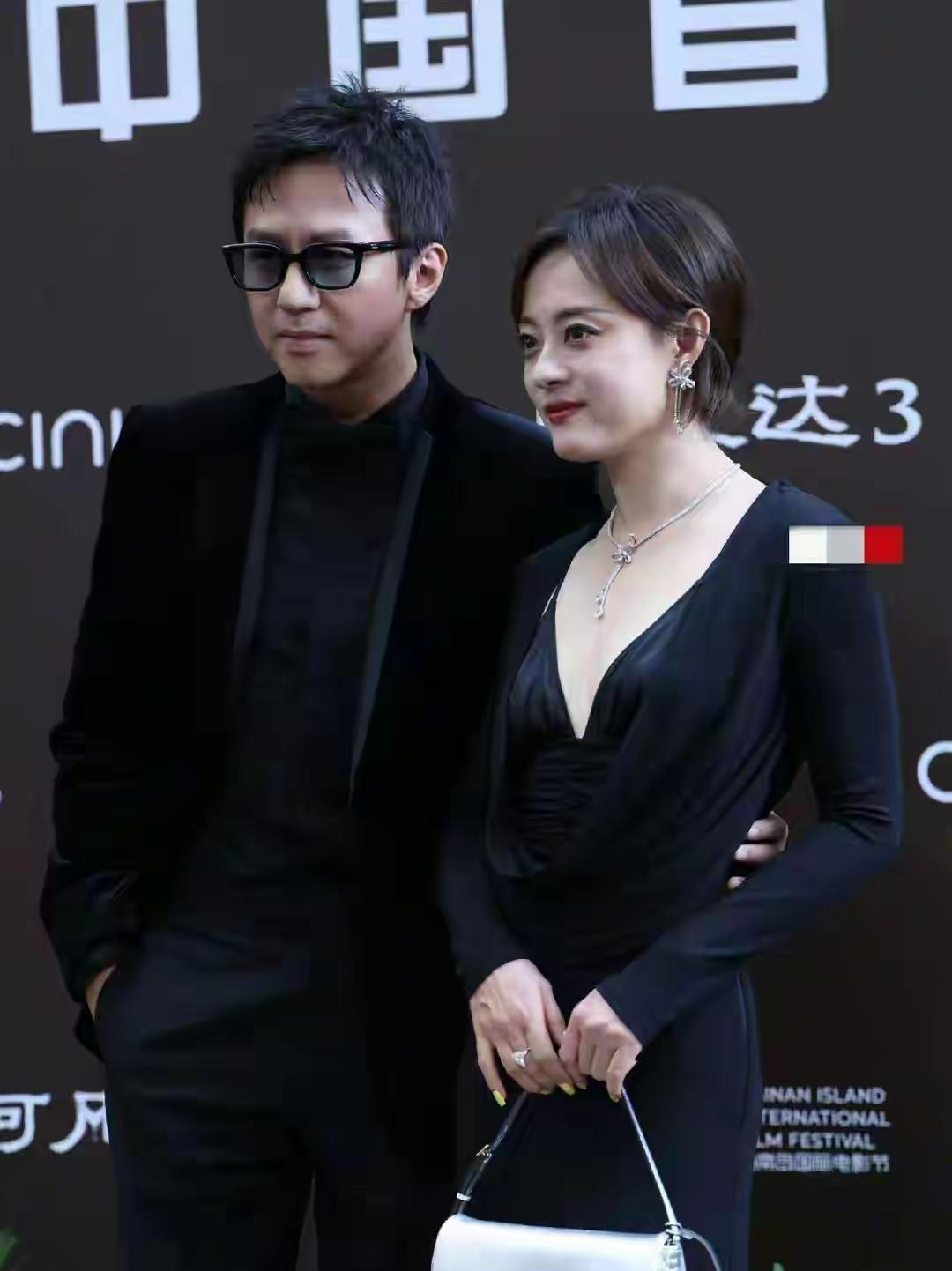 冬至当天，孙俪在剧组房车掏出粉紫小电锅，煮了6个饺子配陈醋，喝完玫瑰茶，啃完蒸红