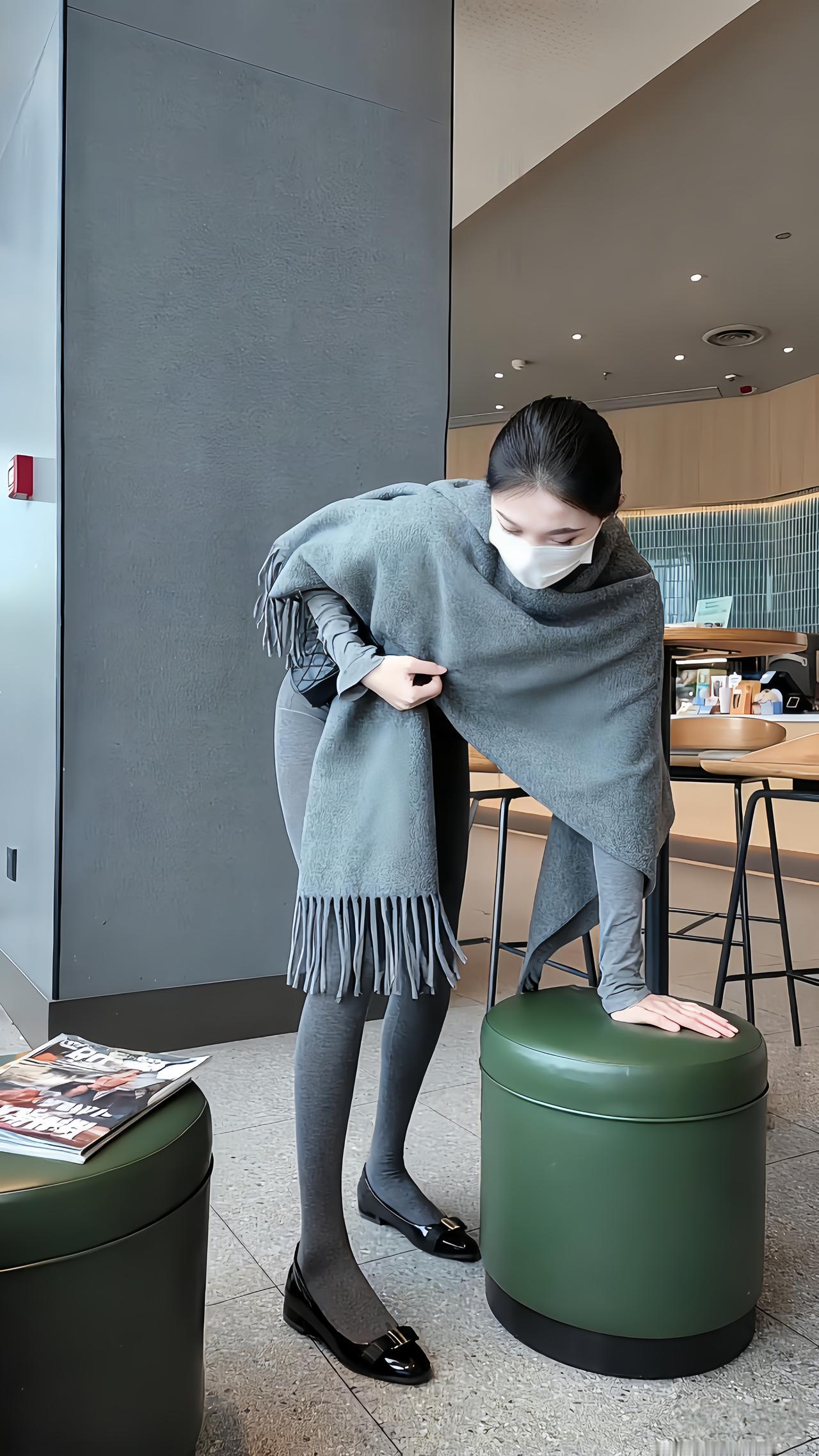 今天的同色系穿搭被追问链接啦～浅灰流苏披肩温柔又保暖，裹在身上自带松弛感，搭配紧