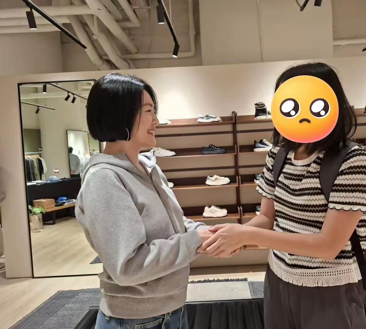 小S一家四口香港购物被偶遇，网友激动落泪，小S拥抱粉丝画面温馨