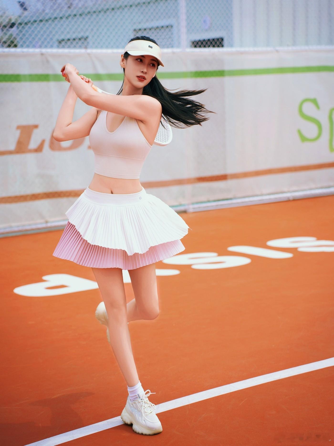 谭乔尹网球女孩运动穿搭网球少女