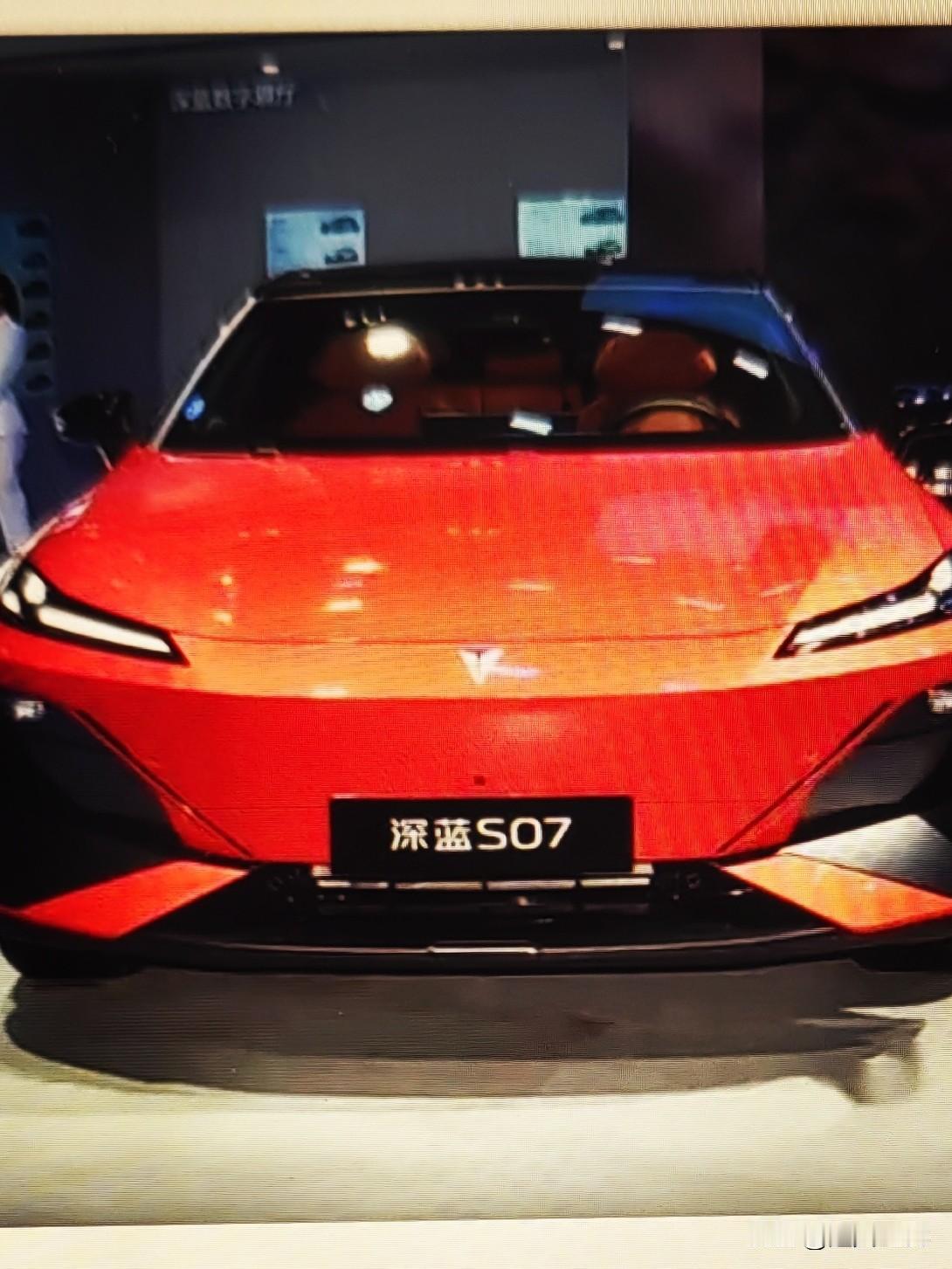 在日益内卷的新能源市场，深蓝汽车于2025年12月11日推出了纯电动车型深蓝S0