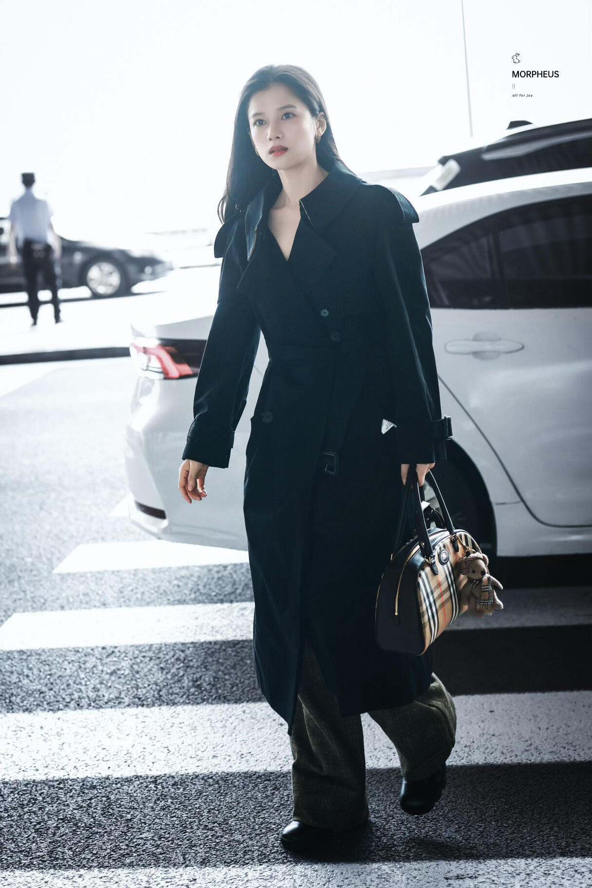 又被张婧仪机场图秒了不拗造型就已经自带氛围感张婧仪​​​