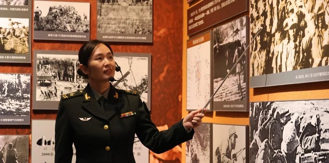 有一位坚守岗位18年的解说员她就是一级上士段孝霞身为一名解说员她既是官兵心