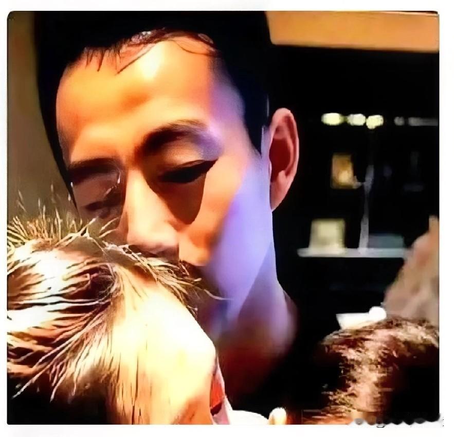 昨晚刷到一个切片，心里挺不是滋味。12岁的玥儿穿着睡衣，红着眼睛闯进马筱梅的直