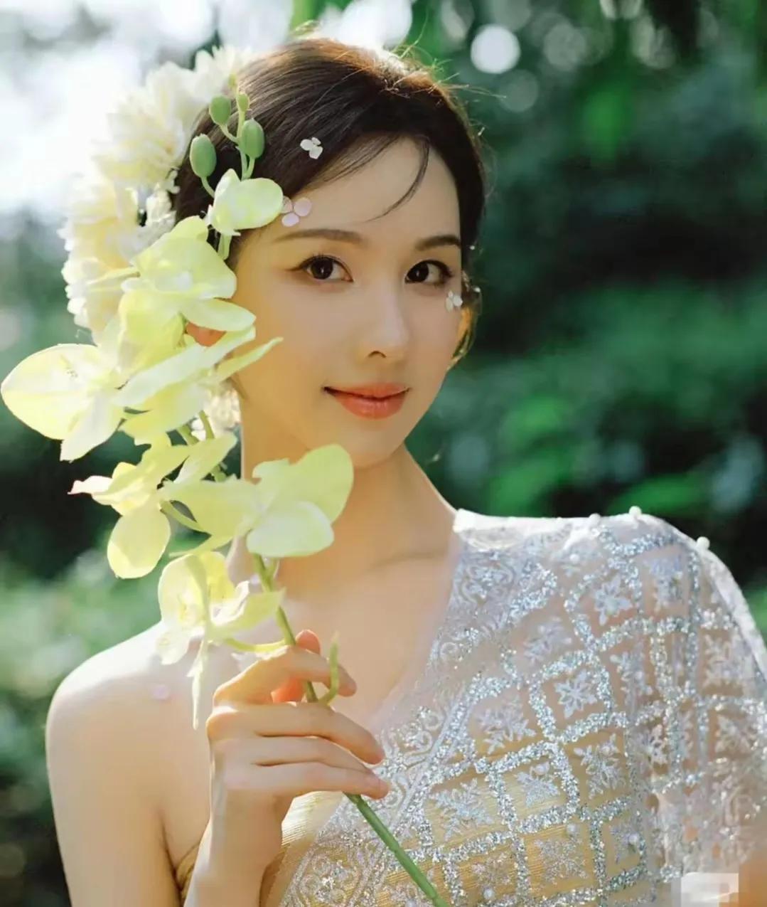 陈都灵傣族服饰妆造美出圈啦！精致服饰搭配灵动妆容，仙气袅袅，仿若林中仙子翩然而至