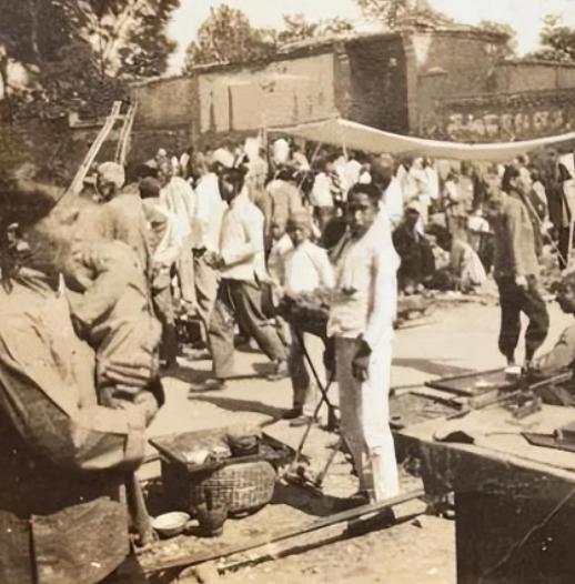 1938年，新四军司令陈世俊去买香烟，结账时无意间看到看店老头的手腕。愣了一下，