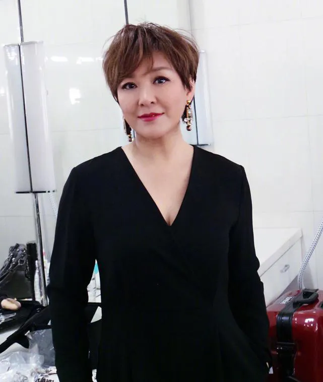 一次，李静把1000元放在鞋柜上，回来后发现钱不翼而飞，问保姆:“你看见那100