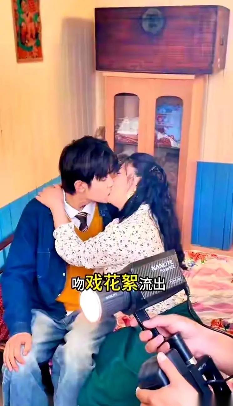 23岁的男演员钟宇飞，捅了短剧圈一个大篓子。一部50集的戏，他被按着头拍了60