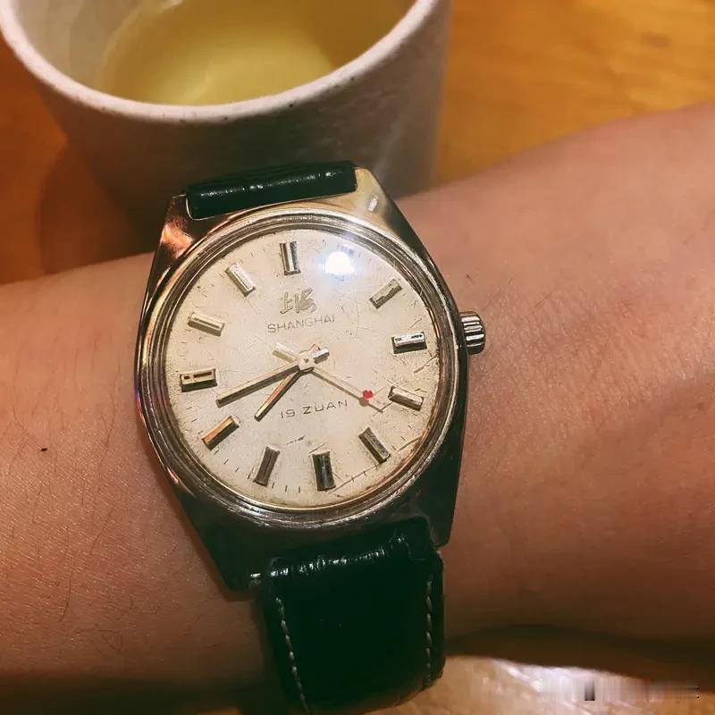 60年代的中国，工业正蓬勃发展，上海牌手表代表着当时国内制表工艺的较高水平。每一