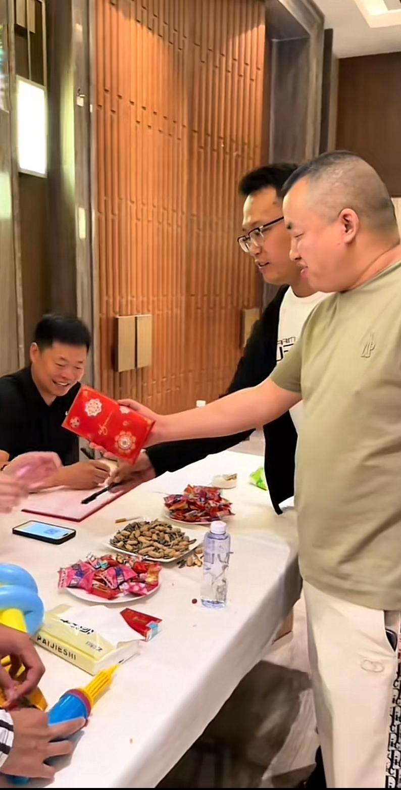 北京坤哥，随礼5000元，他好兄弟的儿子过满月，坤哥在保镖的护送下前往河北燕郊新