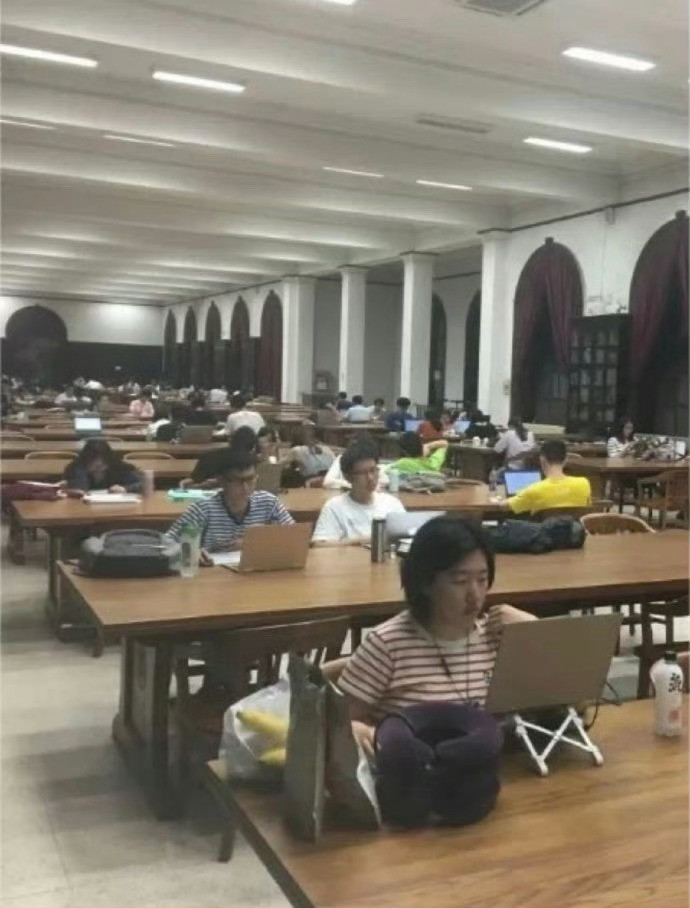 图书馆考公人和考研人特别好认​​​