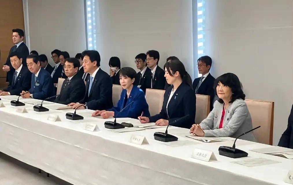 说得十分到位！外交部发言人在公开表态里首度撤去“首相”称谓，直接称呼高市早苗