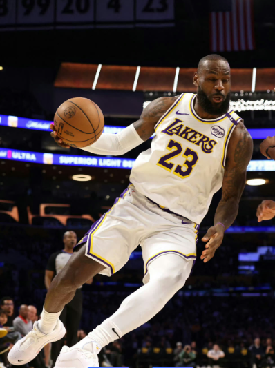 NBA现役常规赛出场次数1000+球员：1.詹姆斯1562场，历史第22.