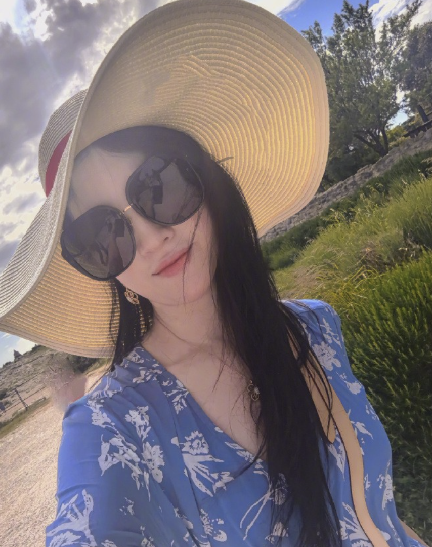 刘亦菲出游晒照，37岁全素颜零瑕疵美貌超绝
