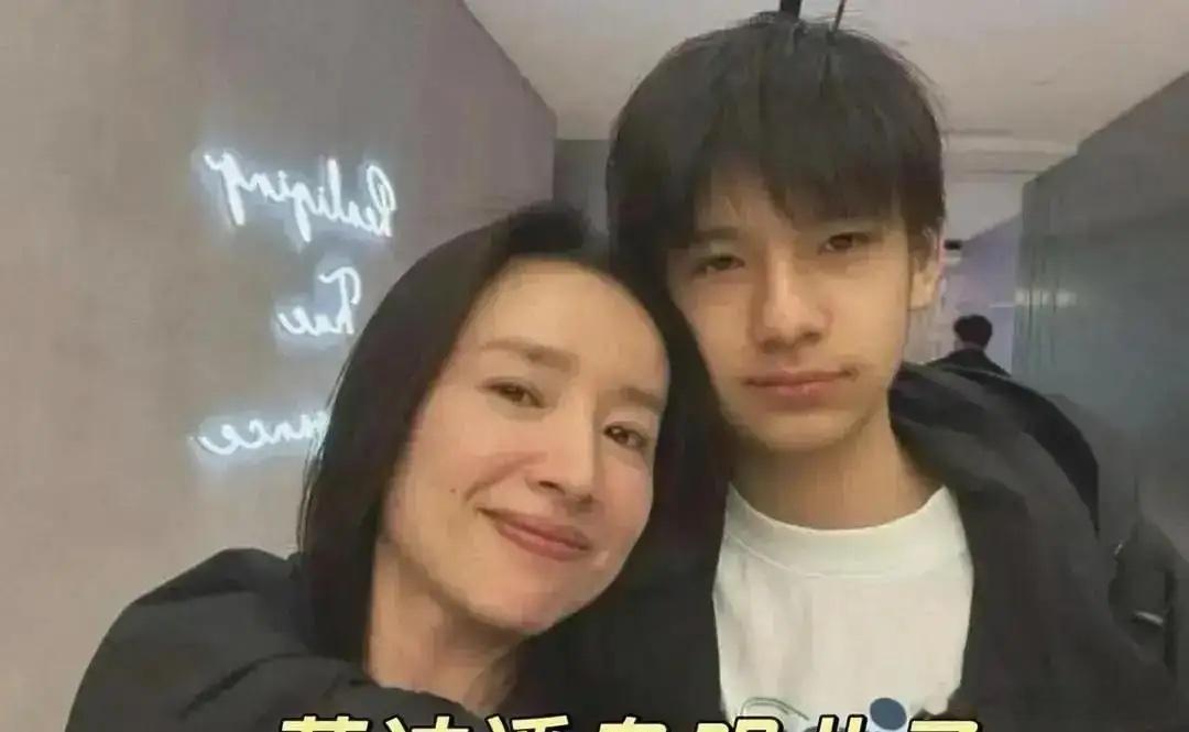 董洁在儿子搬去前夫家的第一天，没哭没闷在家里，直接飞到阿那亚盯新店装修开业，店门
