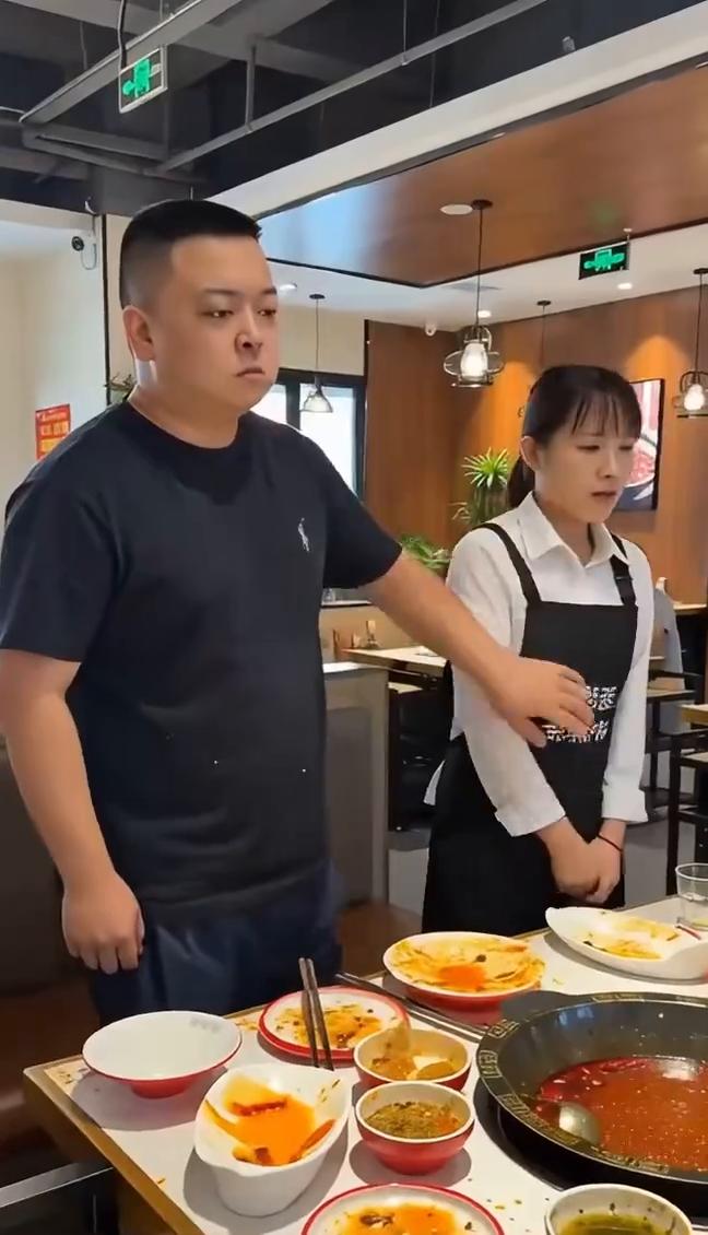 一个破服务员也敢跟我顶嘴，你不尊重人，就该吃点火锅底料。