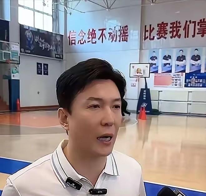 新疆男篮董事长郭舰休赛期需要稳中有升，再一次优化队伍配置，围绕年轻球员规划建设球