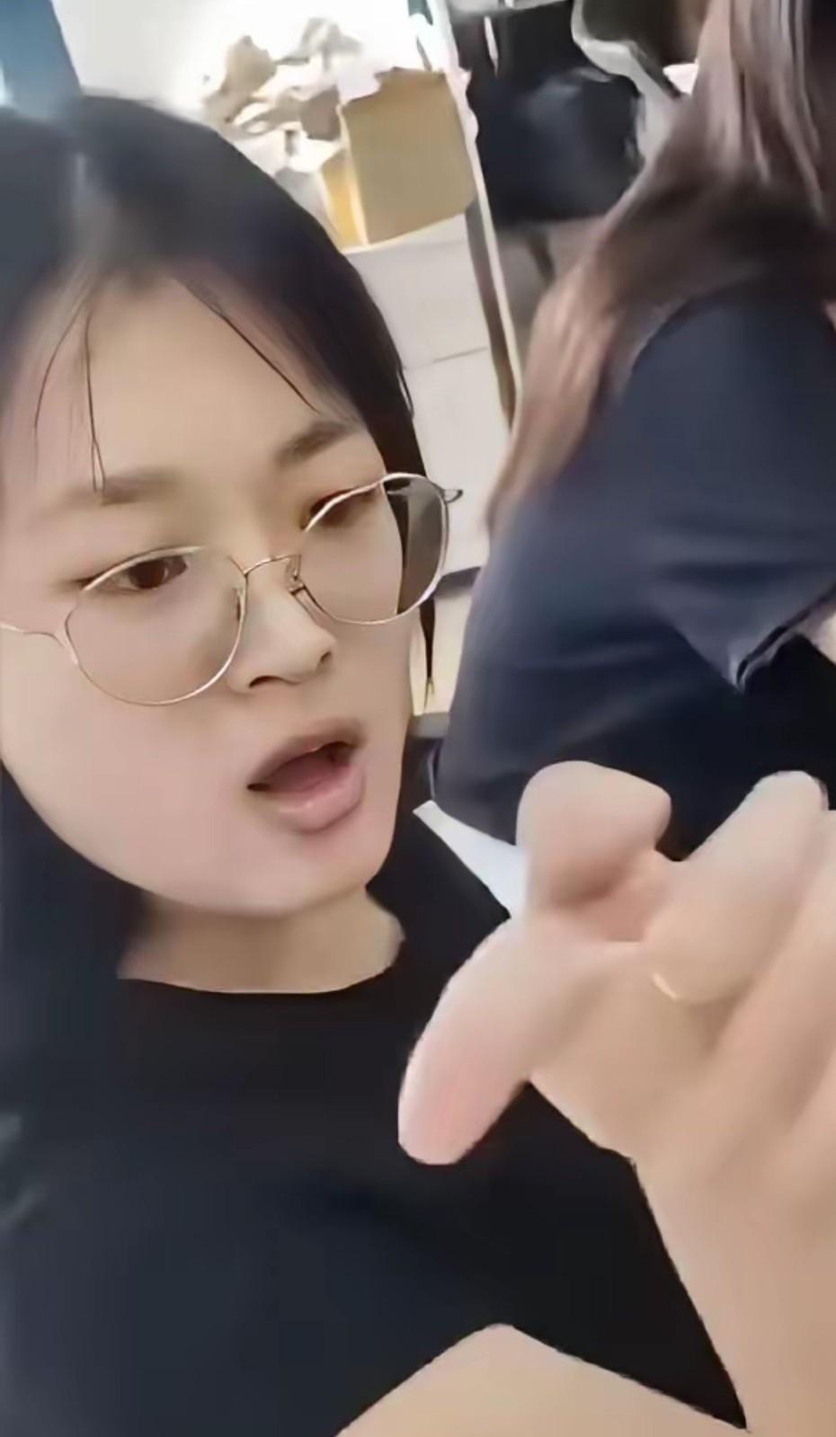 大快人心，白嫖黄焖鸡米饭女人的饭碗要丢了！全程看了她和快递员对寺的一个视频，全程