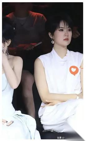 我闺蜜上周去杭州撞见了章若楠说她跟网上传的完全是两个人。之前刷到好多