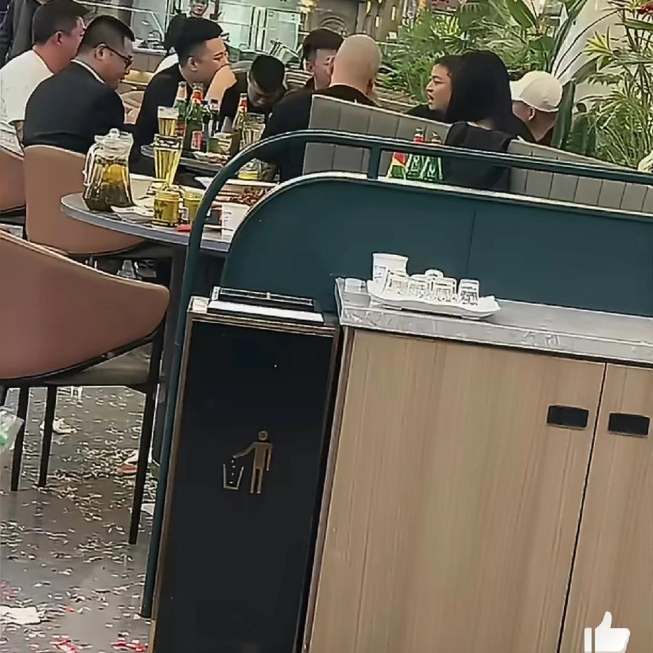 方丈、刘一手、二子爷、大地、一哥、王剑齐聚新疆，方丈身边还有一位神秘女子陪伴，太