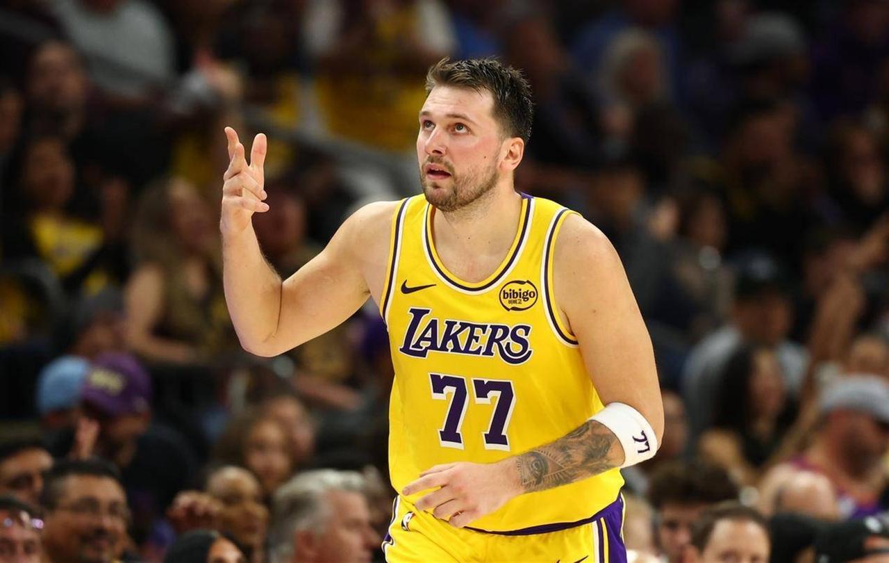 这是一局顶二局的比赛，湖人从西部第五到了第三，湖人加时127-125战胜了掘金。