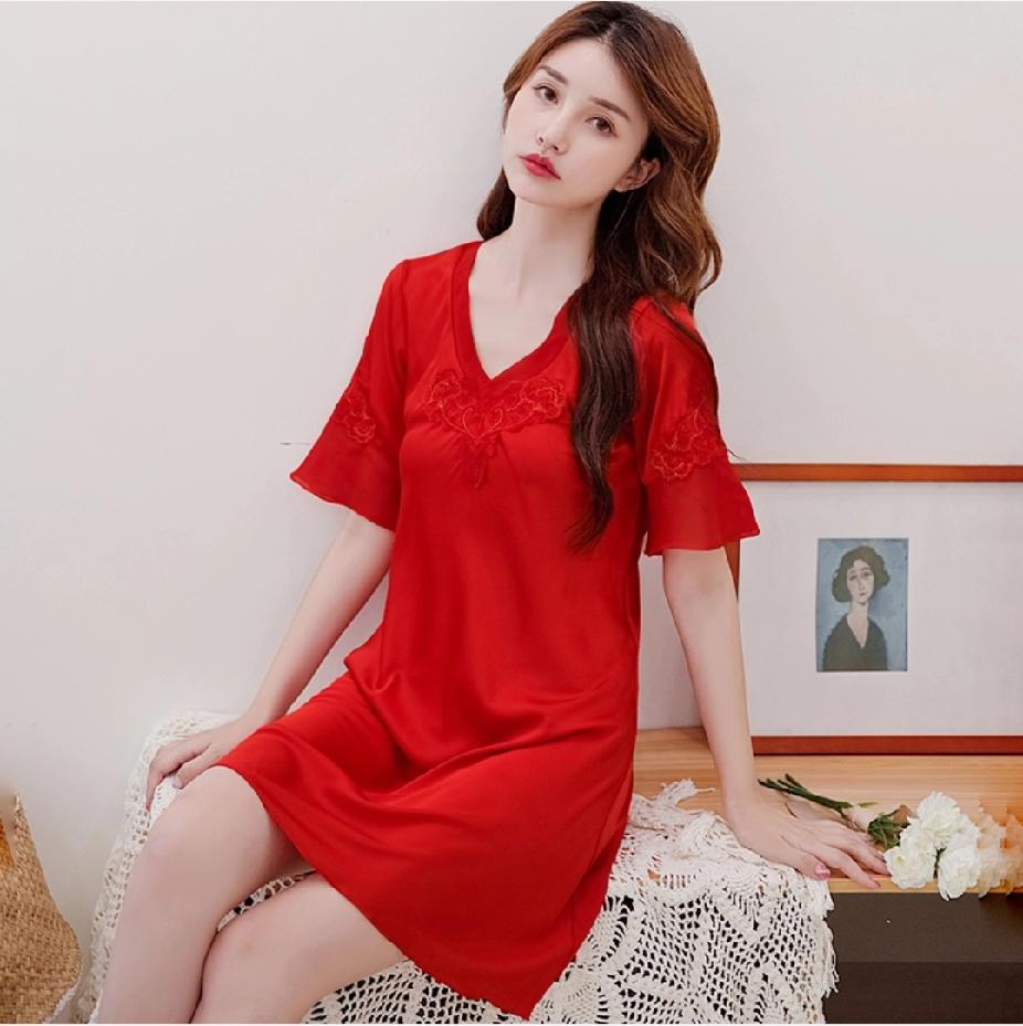 红色连衣裙，优雅气质，时尚穿搭