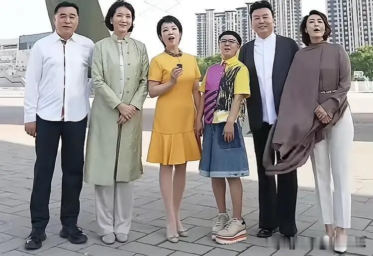 这6位央视主持人早年的合影里，如果能够全部叫出他们名字的，说明你是央视的忠实粉丝