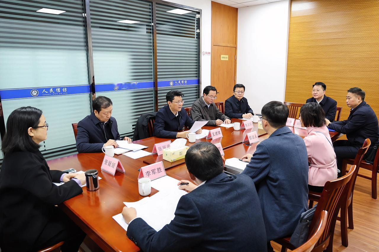 12月18日，市委书记王进健到市人民来访接待中心接待信访群众，现场会办民生诉求。