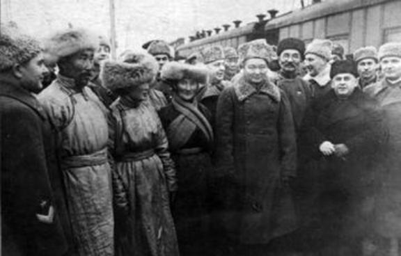 为何外蒙古对中国人充满敌意,99%蒙古人反华剩下1%特别反华蒙古高原上,风沙