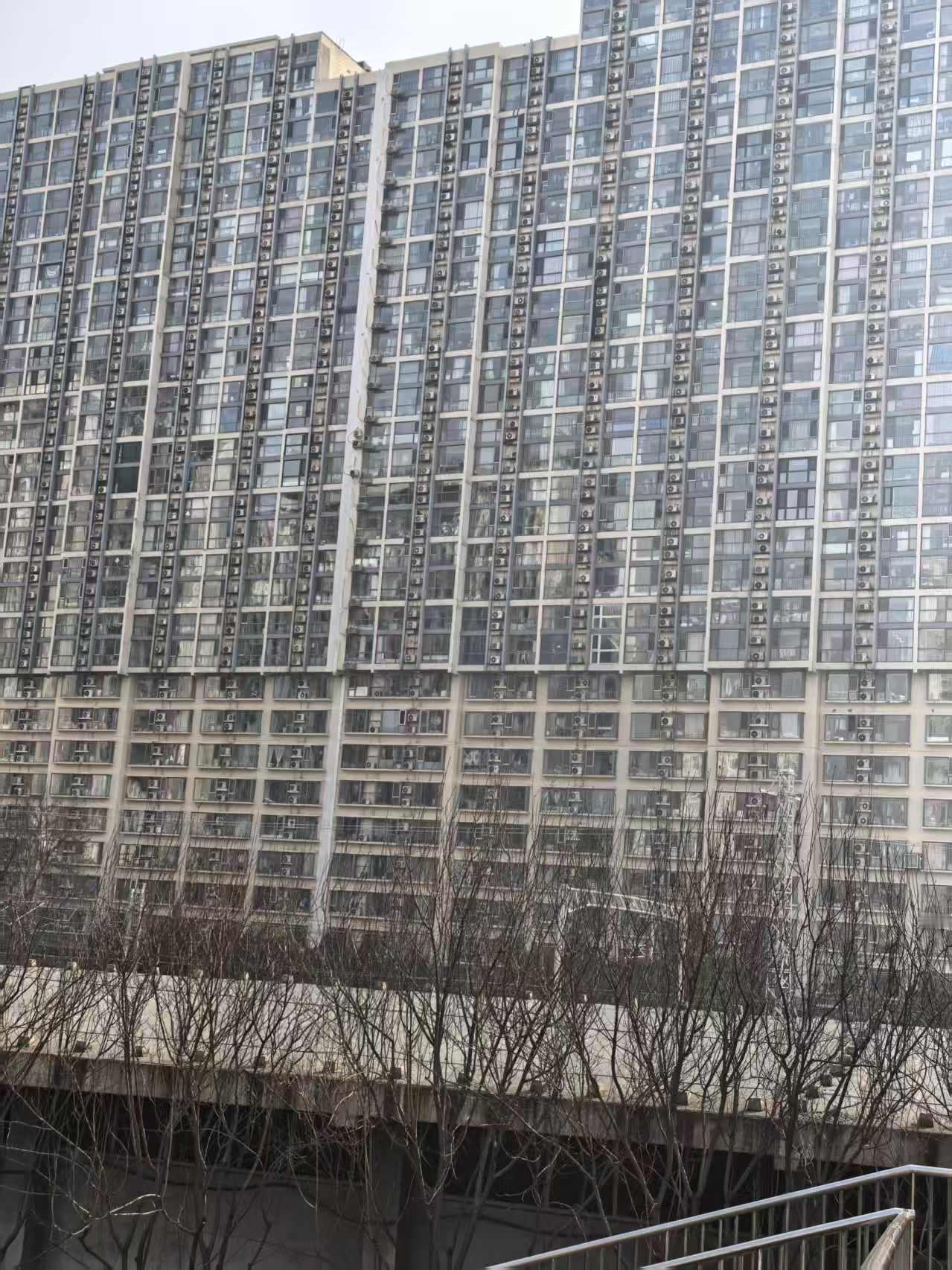 北京小马场，这是什么楼，这么多空调，密密麻麻的全是空调。