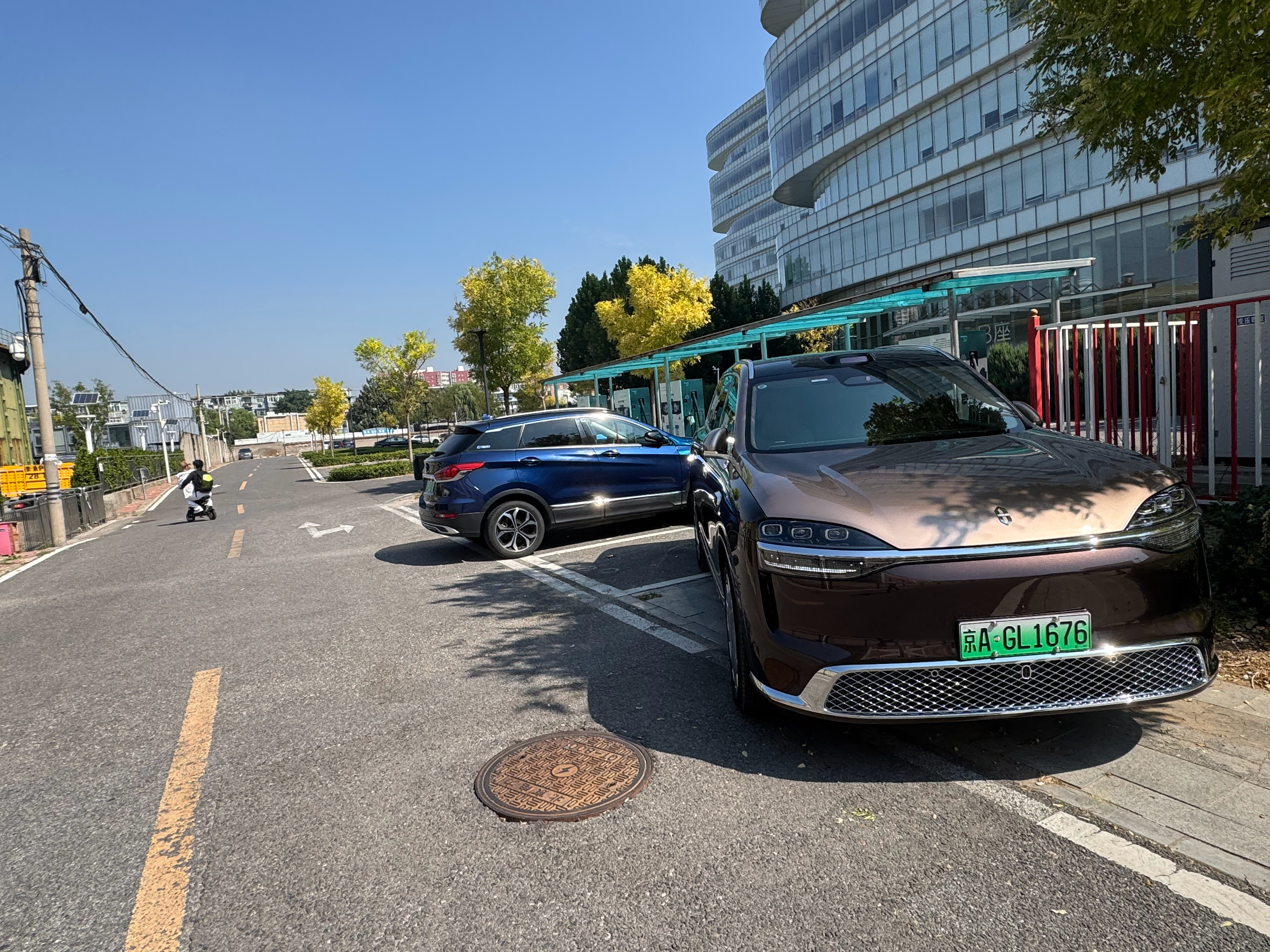 新M9ultra可真长，充电车位停不下可不是我故意乱停，如果不横过来，车头会