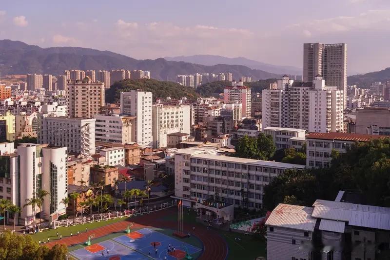 福州市区老八所与八县一中综合排名情况：第一梯队：1.福州一中2.福建师