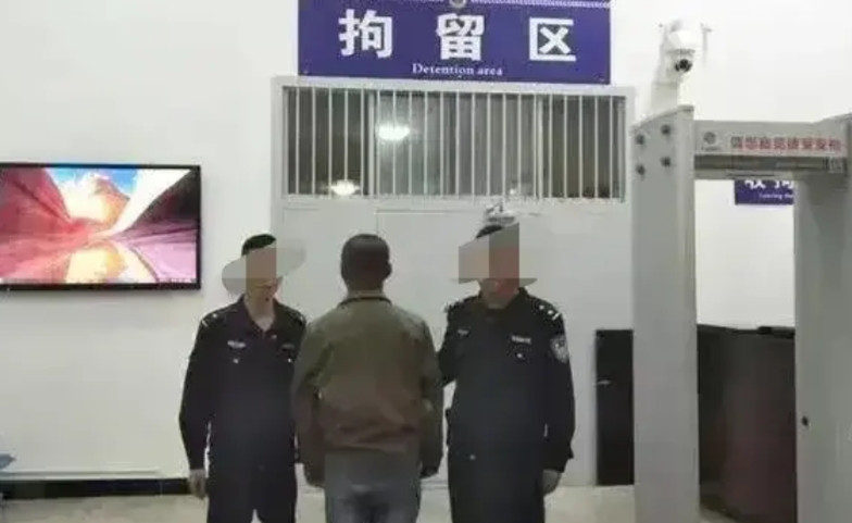 河南，一男子深夜回家发现老婆和陌生男人躺在一起睡觉。男子刚准备对陌生人进行殴打，