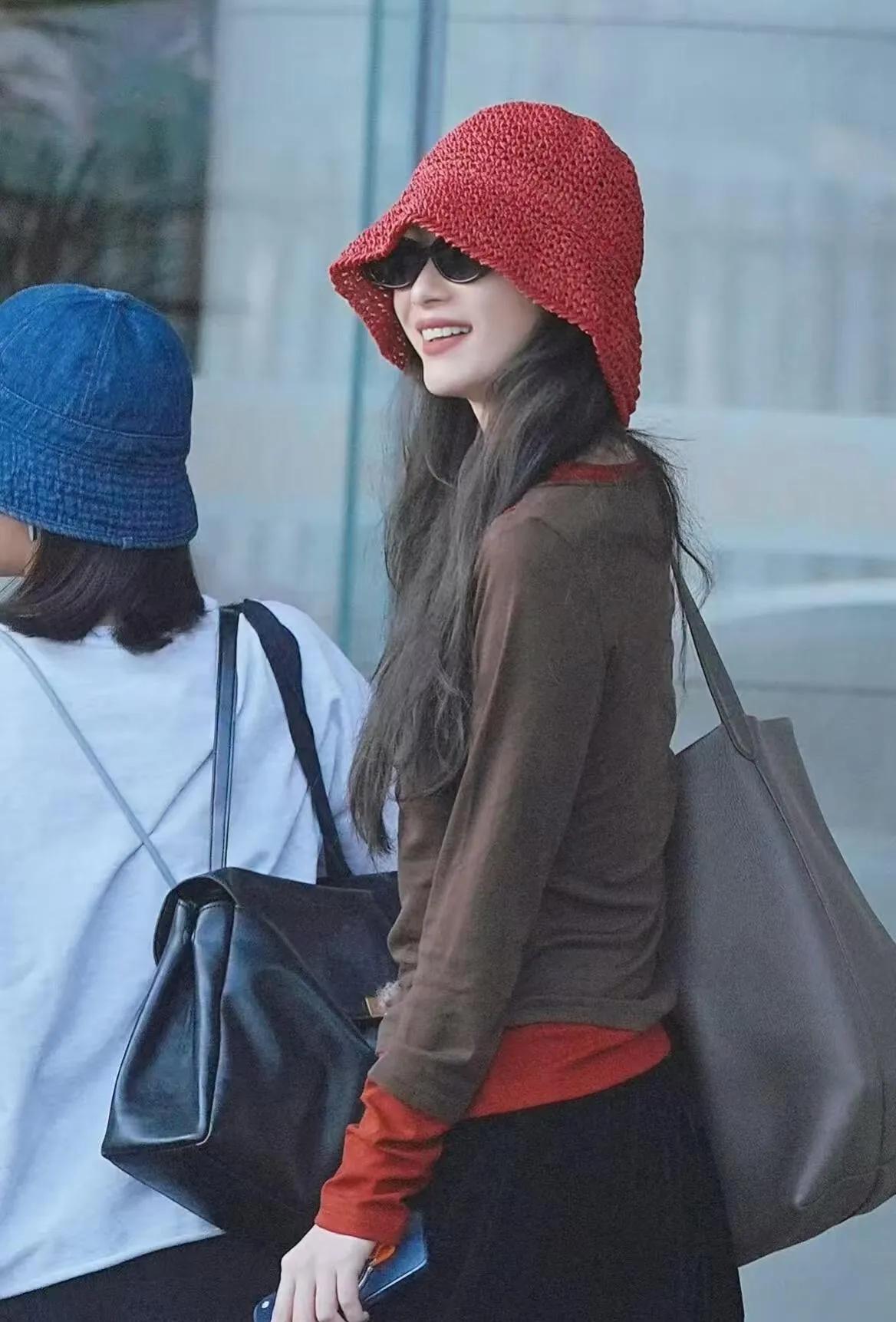 倪妮这松弛感穿搭，36岁状态赢麻了倪妮机场路透好绝！棕红假两件针织衫+黑长