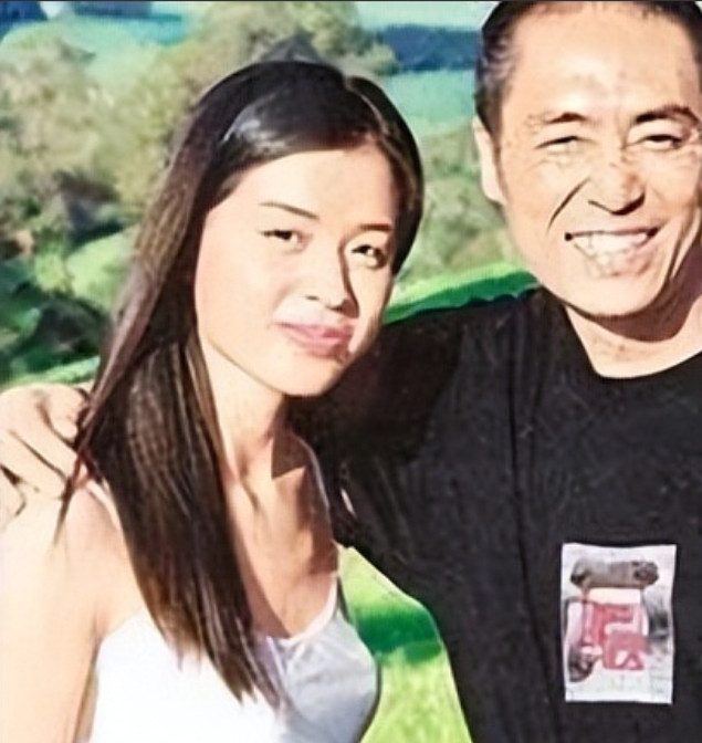 1999年，49岁的张艺谋，一眼就看中了17岁的超模冠军王海珍，当天晚上，张艺谋