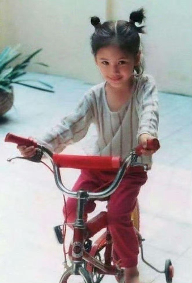 应采儿儿时的照片，这也太好看了，这穿搭放到现在也很时尚​​​​