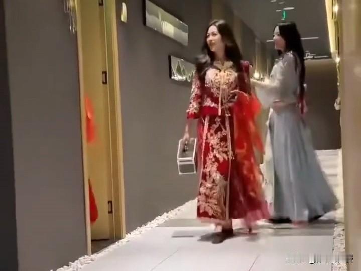 当你在足浴店消费时，给你服务的妹子穿着秀禾你是种心情？一家足浴店让服务员穿秀禾