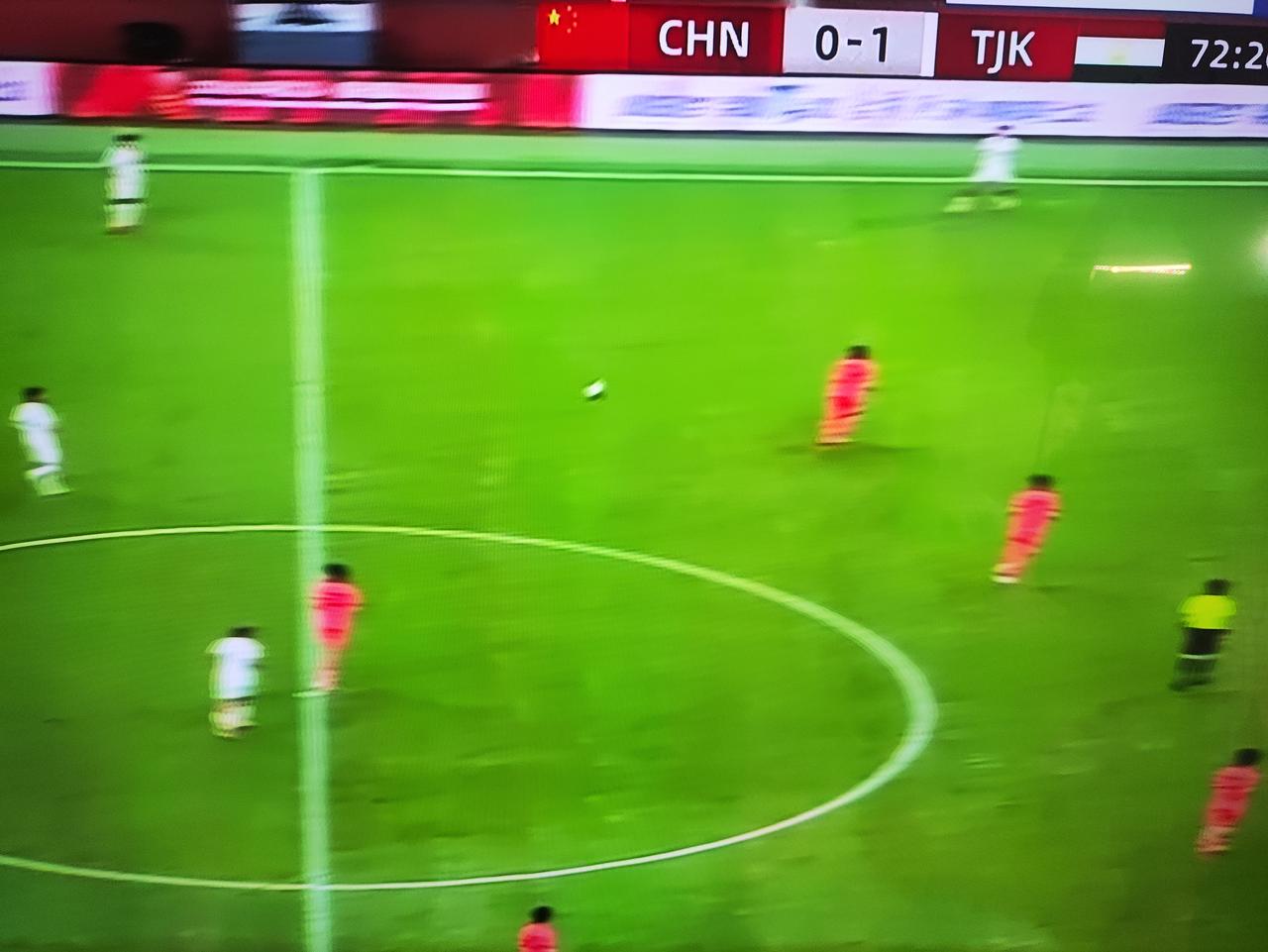 国足又输了，0：1输给了塔吉克斯坦队，现在已耻辱的三连败，进零球，失九球。对这样